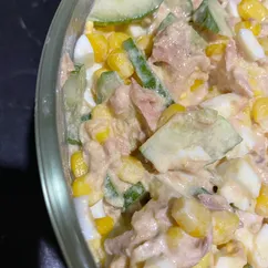 Салат с тунцом и кукурузой