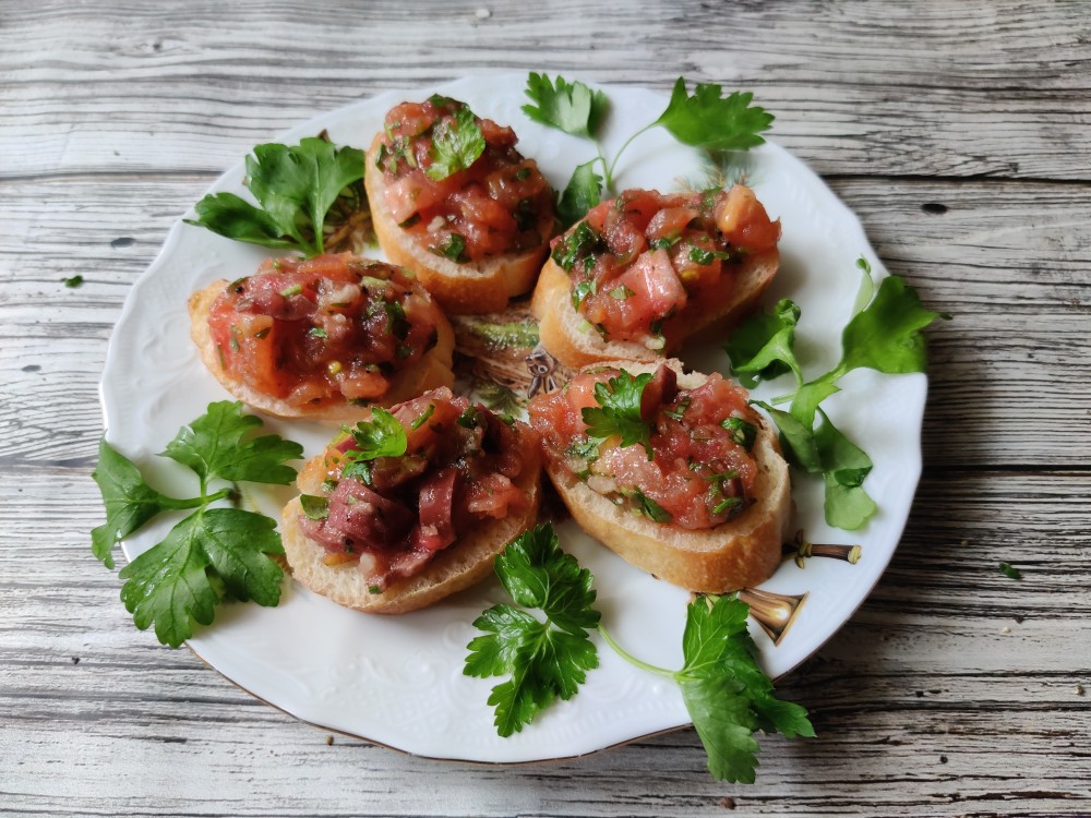 Брускетта с сальсой из помидоров