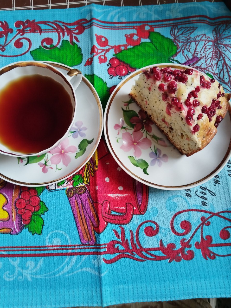 Пирог со смородиной и маком