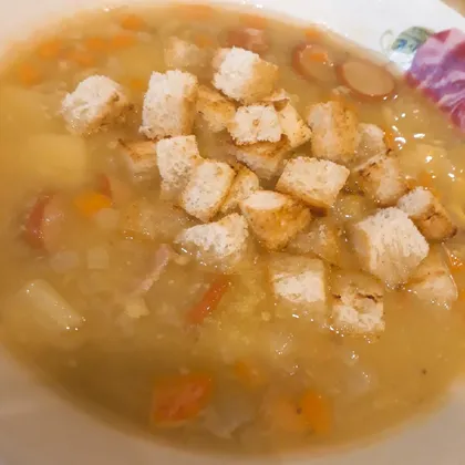 Густой суп из смеси бобовых с копчёными колбасками