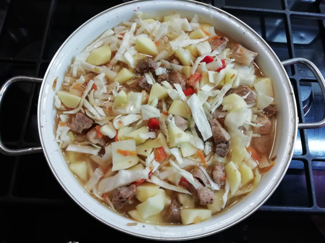 Рагу с говядиной, картошкой и капустой