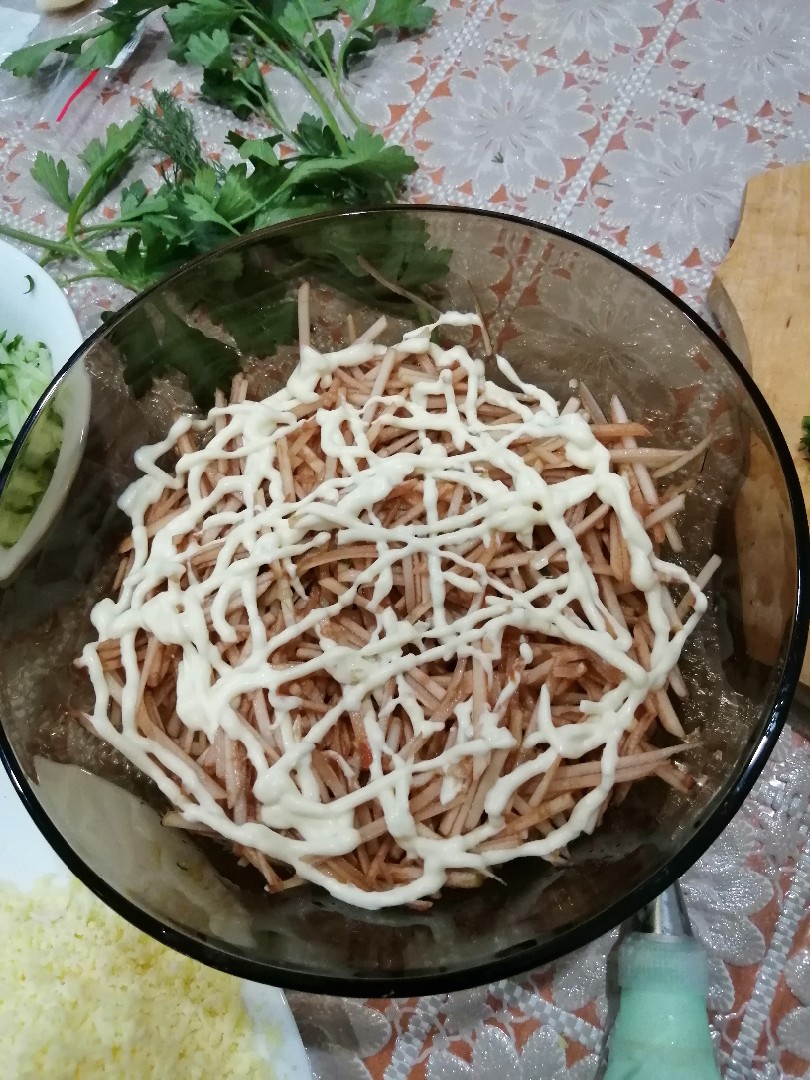 Готовим салат кальмары под шубой у себя на кухне