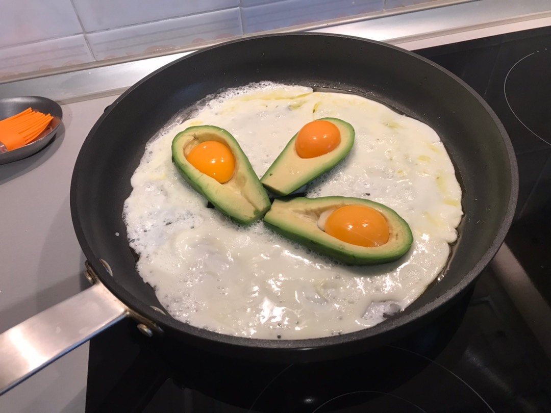 Яичница 🍳 с авокадо 🥑 и черри 🍅