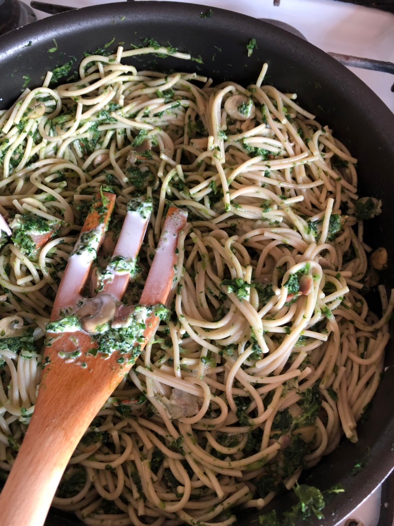 Спагетти со сливками, шпинатом, беконом и грибами