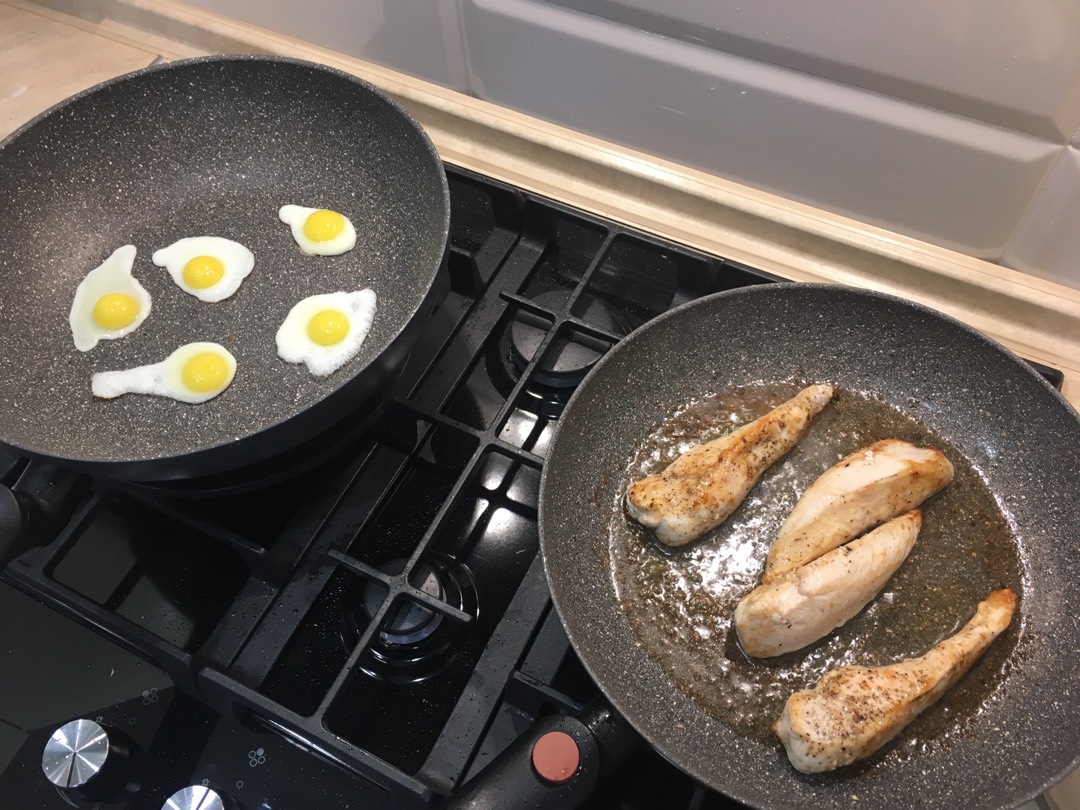 Салат с рукколой, курицей и сыром пармезан