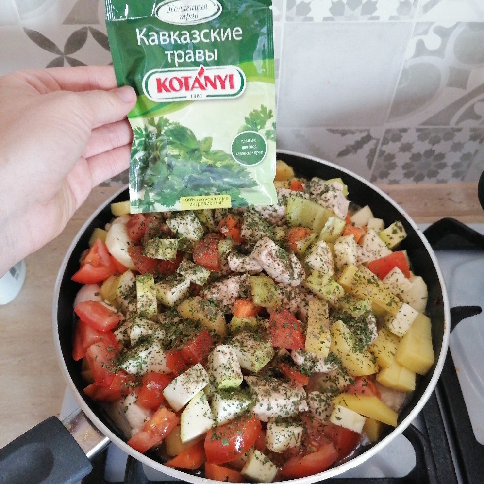 Тушёная курица с овощами