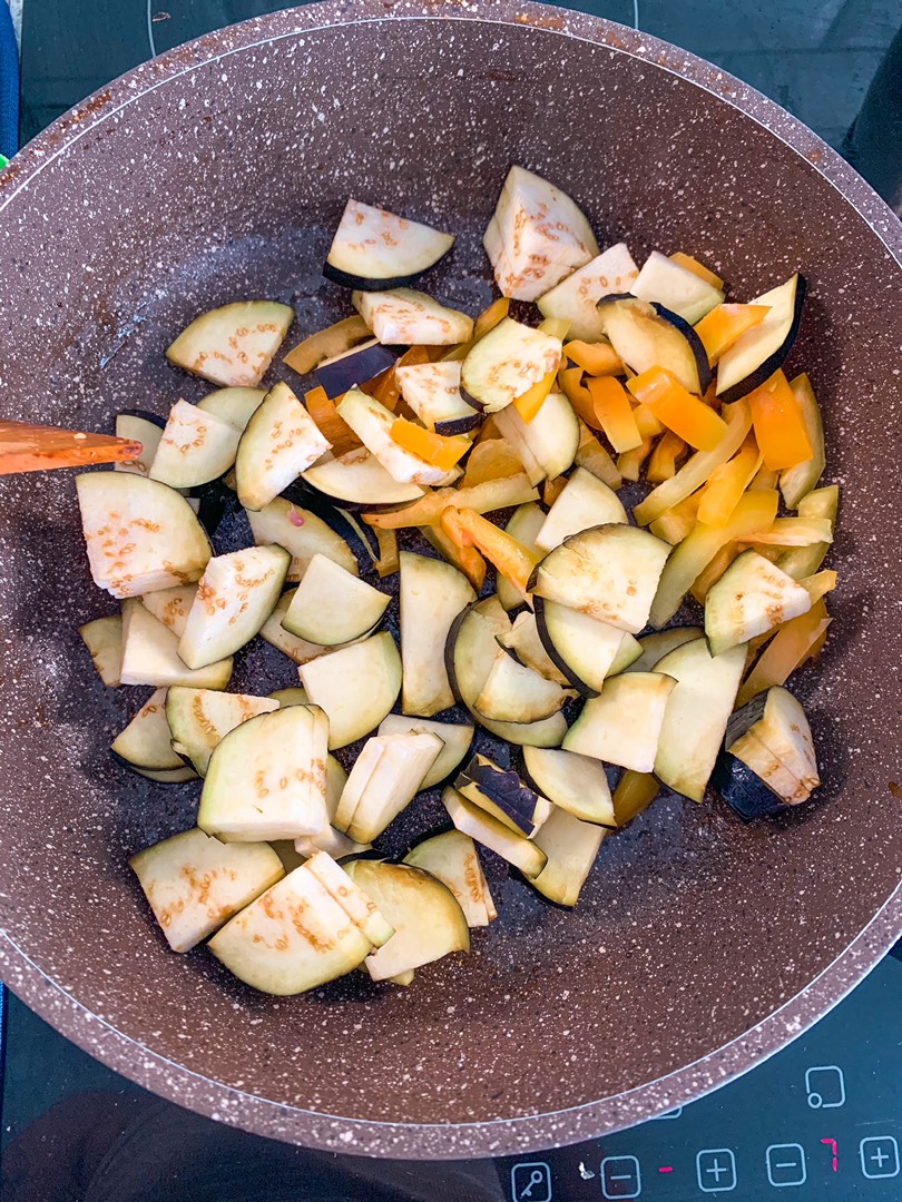 Тёплый салат с курицей и баклажанами