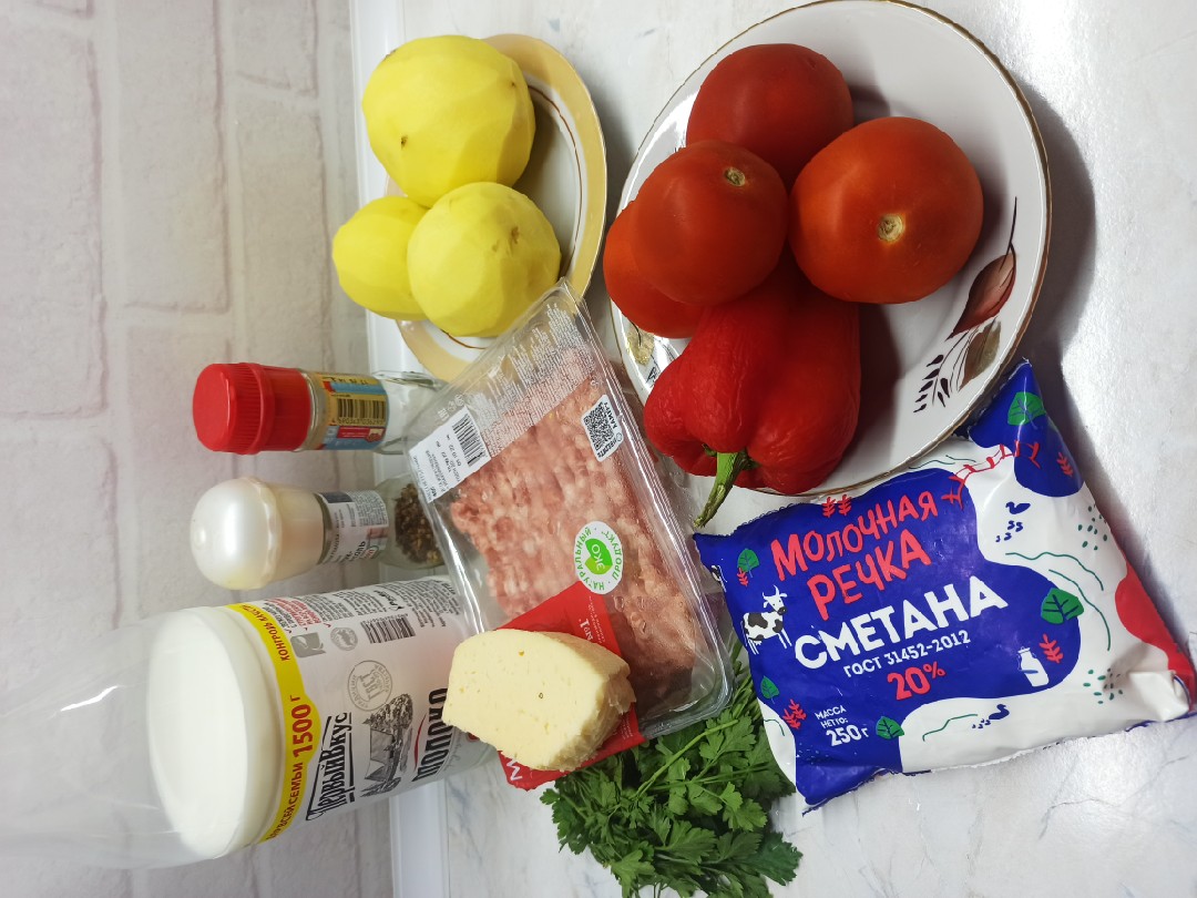 Картофельная запеканка с сыром и помидорами - Лайфхакер