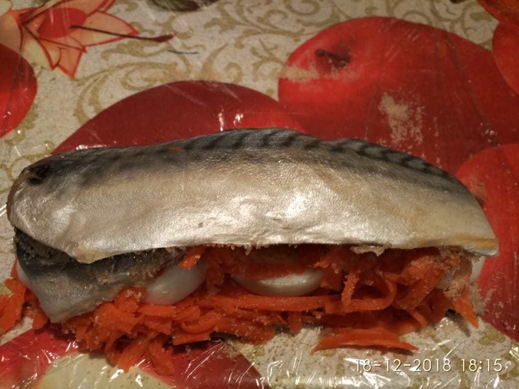 Рулет из скумбрии с морепродуктами и овощами