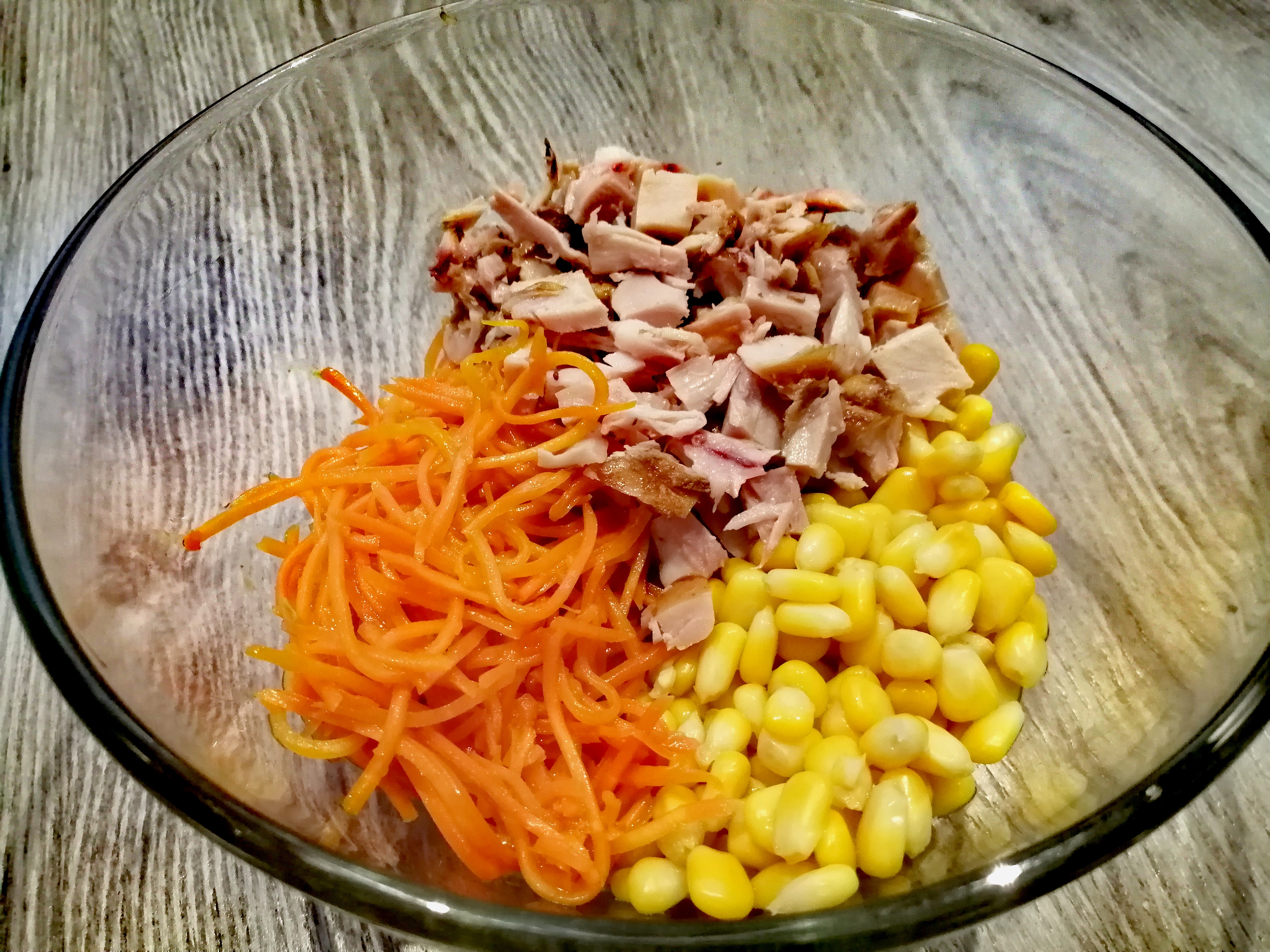 Салат с курицей, морковью по-корейски и сладкой кукурузой