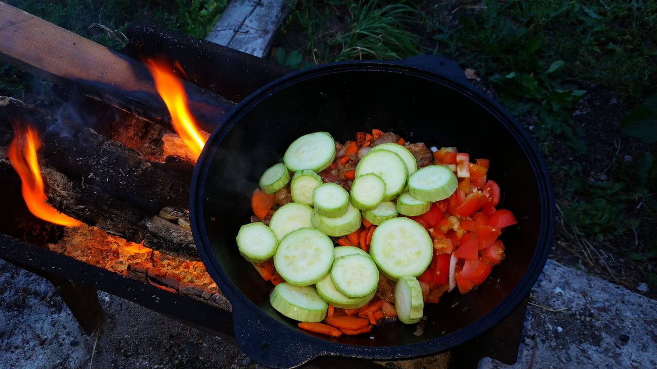 Рагу с мясом и овощами в казане на костре