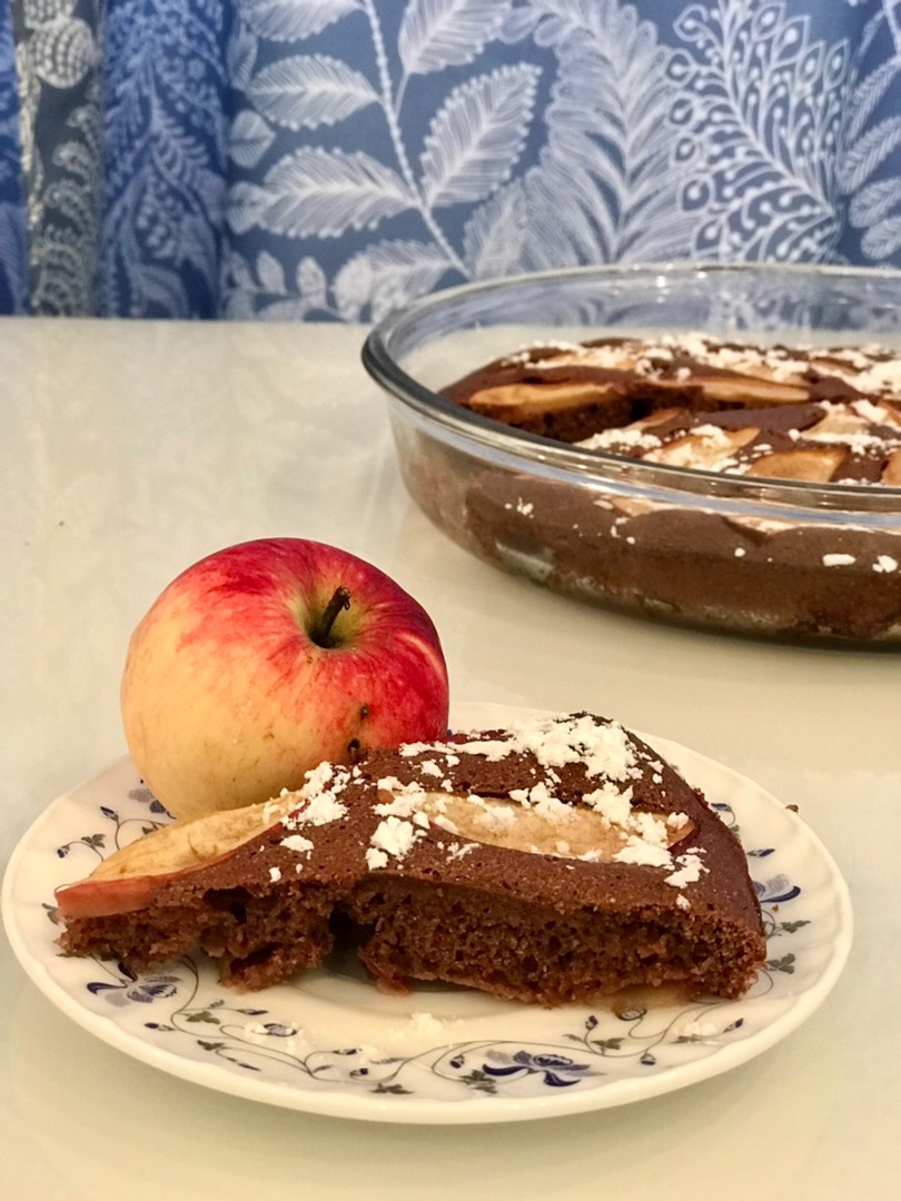 Шоколадный пирог с яблоками из цельнозерновой и амарантовой муки