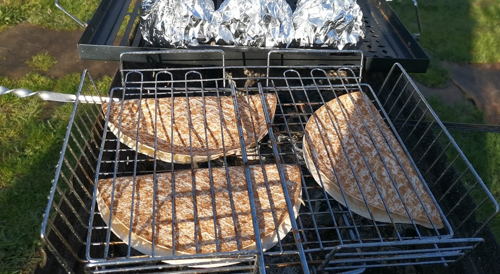 Лепёшки с начинкой 🥙 на мангале рецепт с фото пошаговый от  ВикАиЛёхаГотовятНеплохо - Овкусе.ру