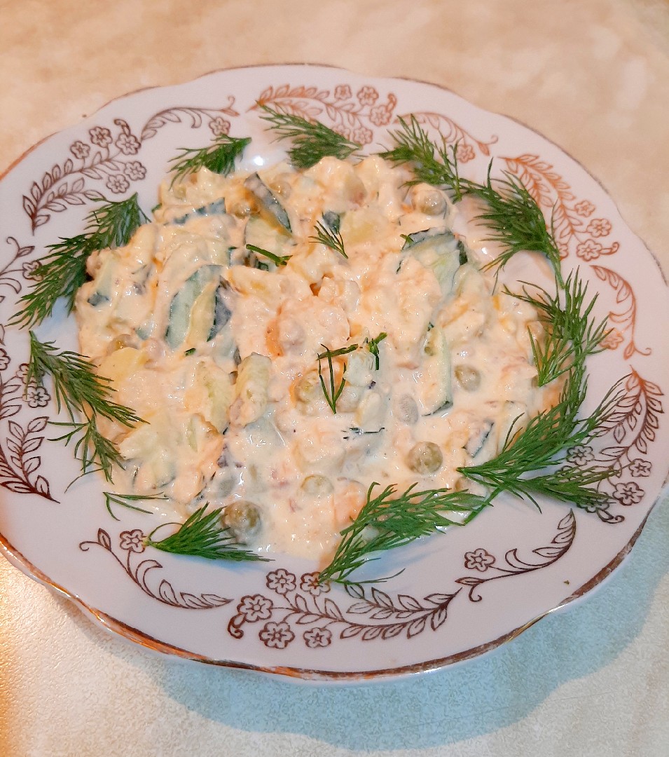 Салат с консервированной горбушей🍲