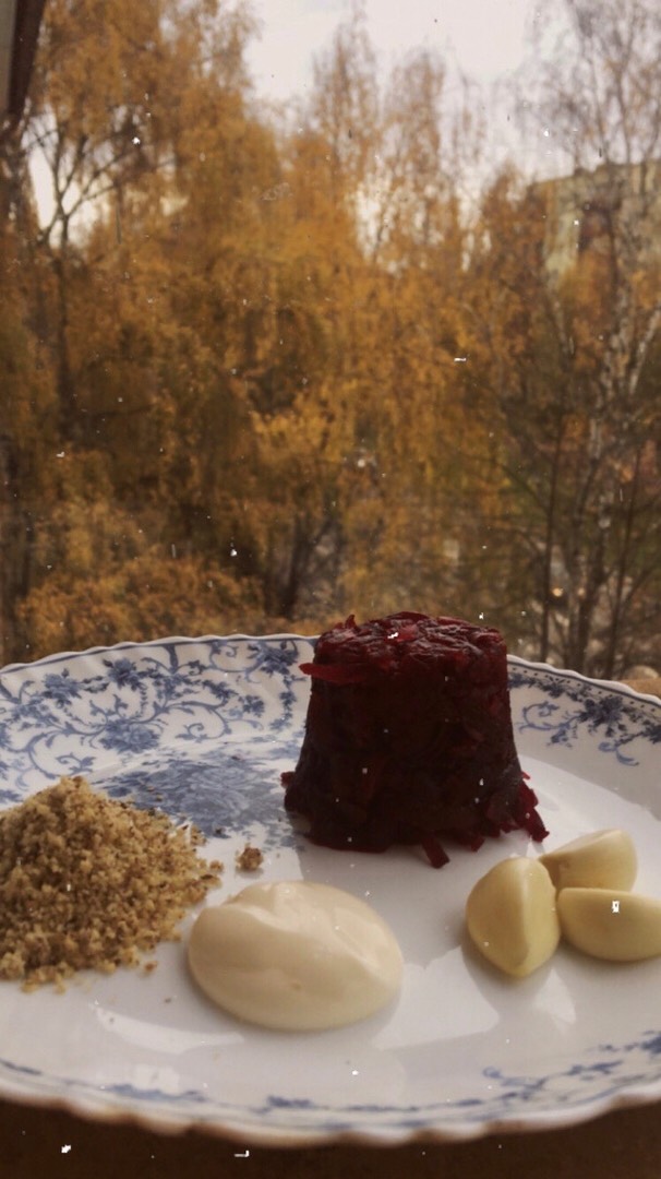 Салат из свеклы с изюмом и орехами