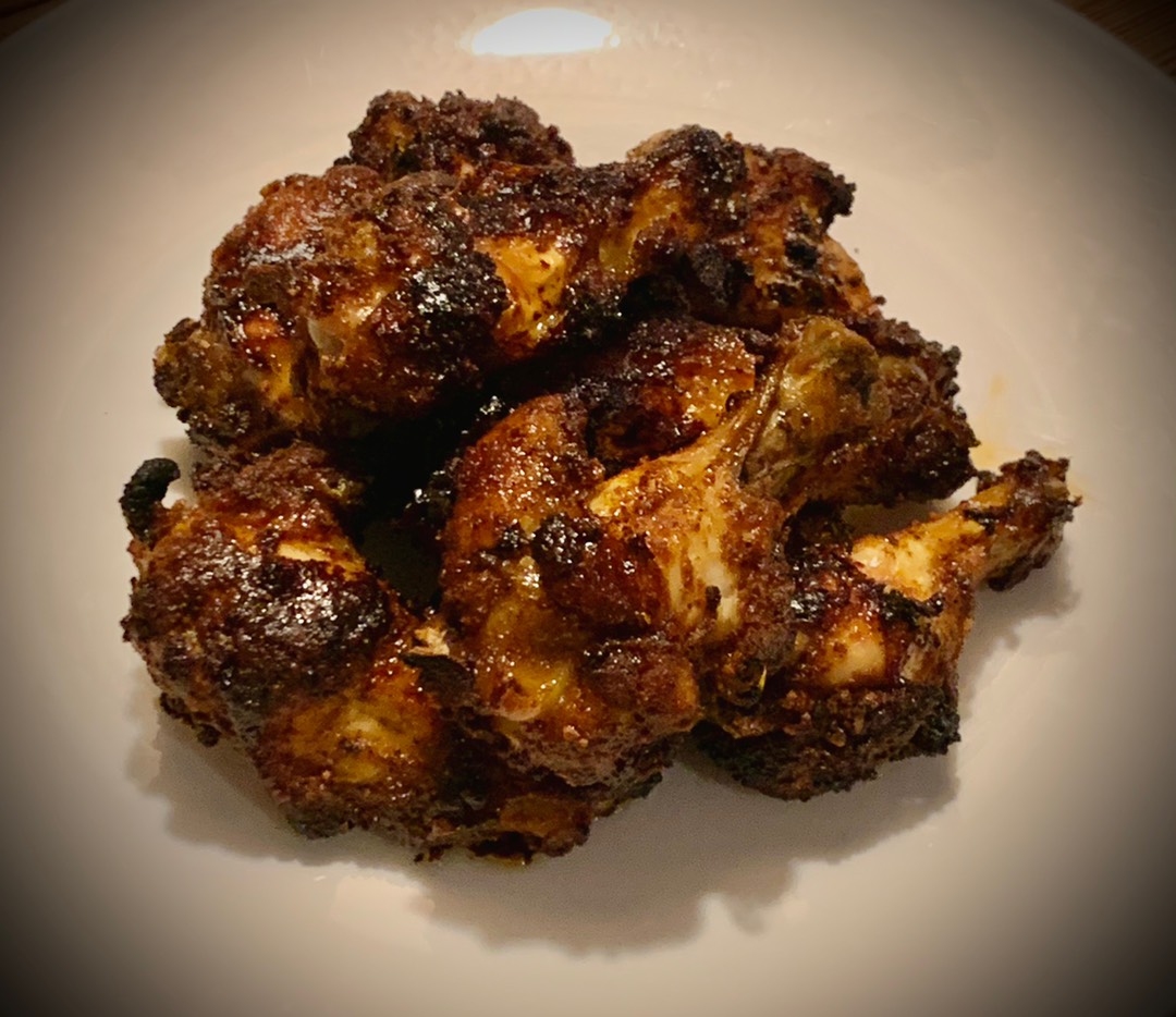 Куриные крылья в кефирном маринаде, с картошкой в духовке.