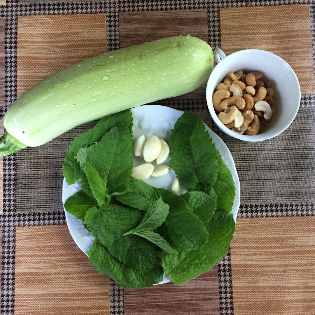 Салат из сырых кабачков с мятой, кешью, чесноком и куркумой