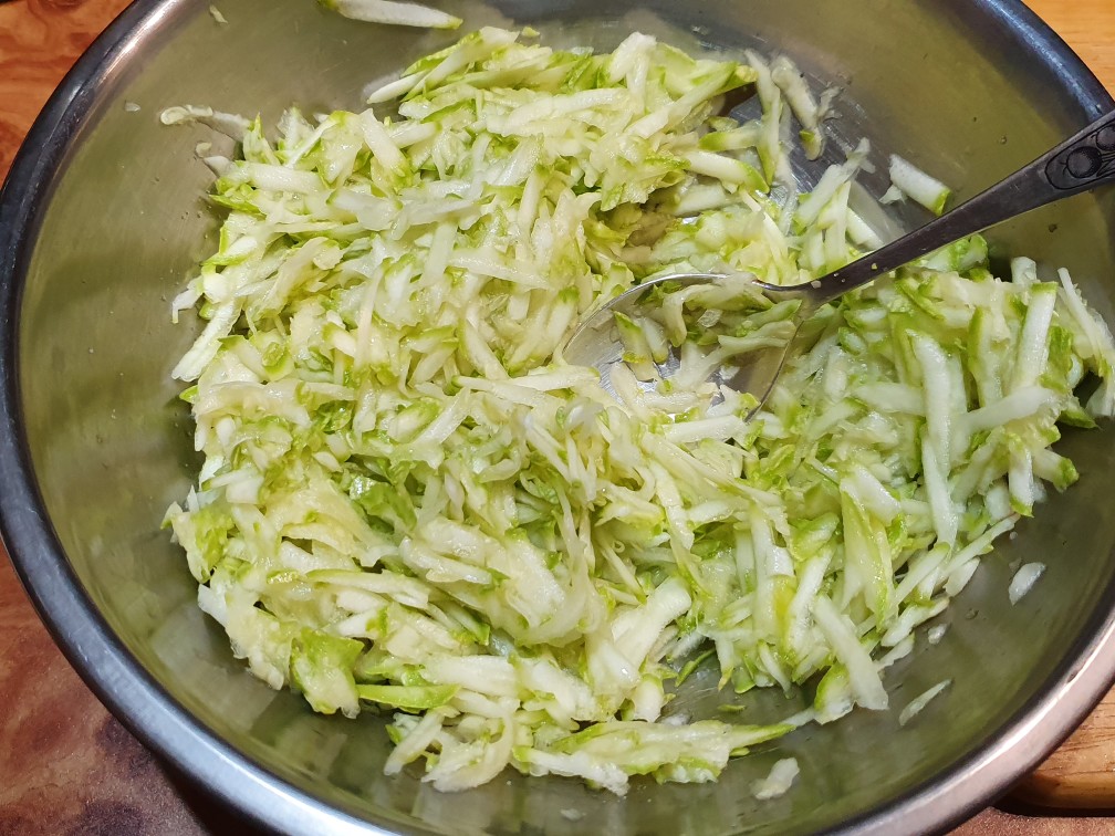 Рецепт приготовления вкусных кабачковых оладий с добавлением манки.