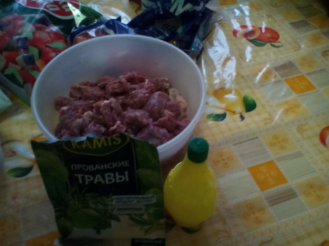 Говяжья лопатка со стручковой фасолью,овощами в белом йогурте в соусе