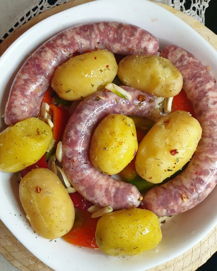 Картошка с охотничьими колбасками в духовке — рецепт с фото пошагово