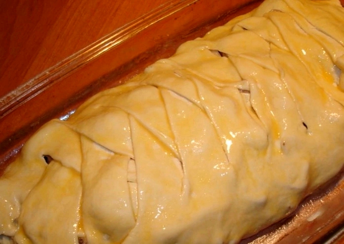 Удивительный мясной пирог из готового слоеного теста