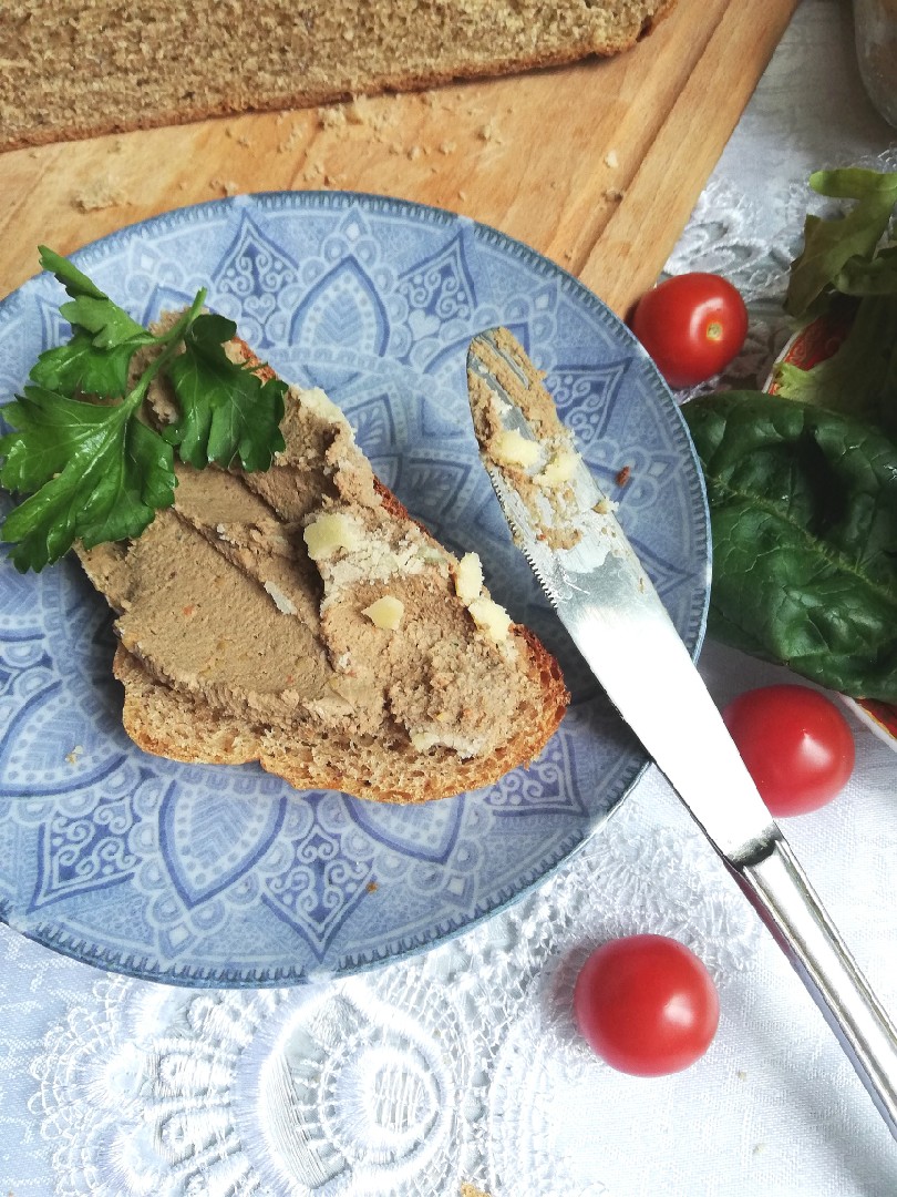 Паштет из куриной печени с гренками