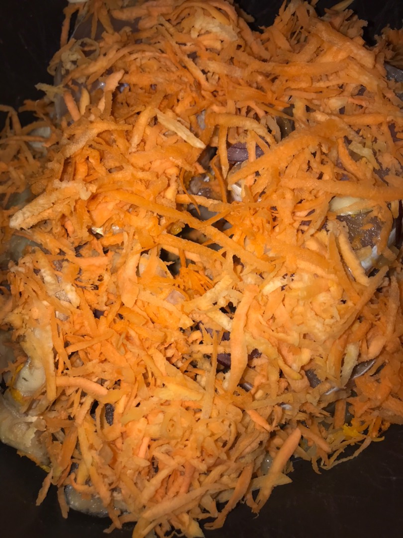 Рыба филе минтая в сметане с морковью и луком на сковороде