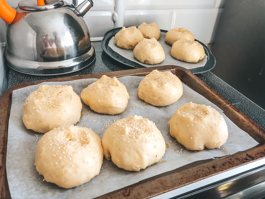 Бургер с рукколой и рваной свининой