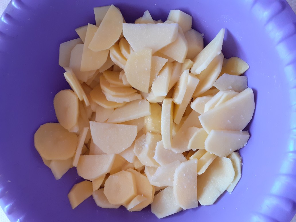Картофель с толстолобом, запеченные в духовке