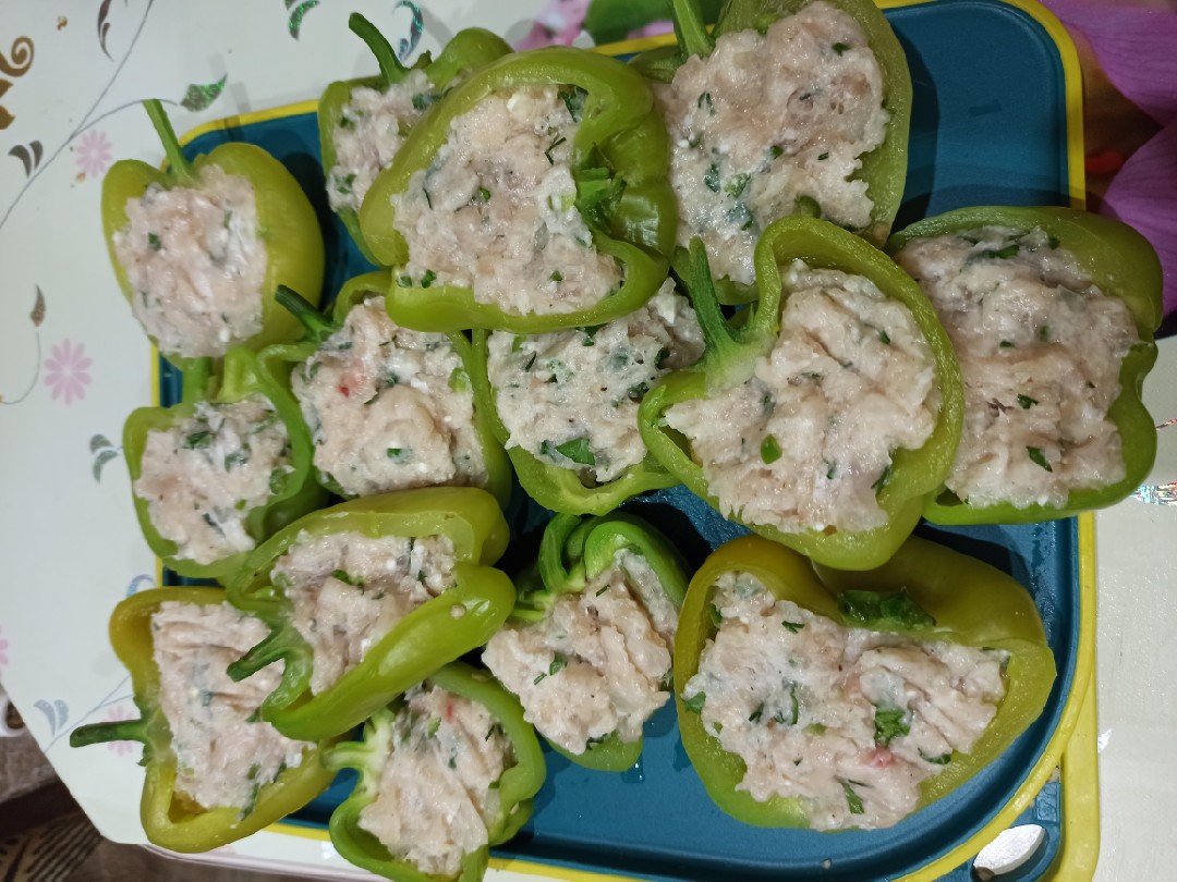 Перец фаршированный куриной грудкой и творогом