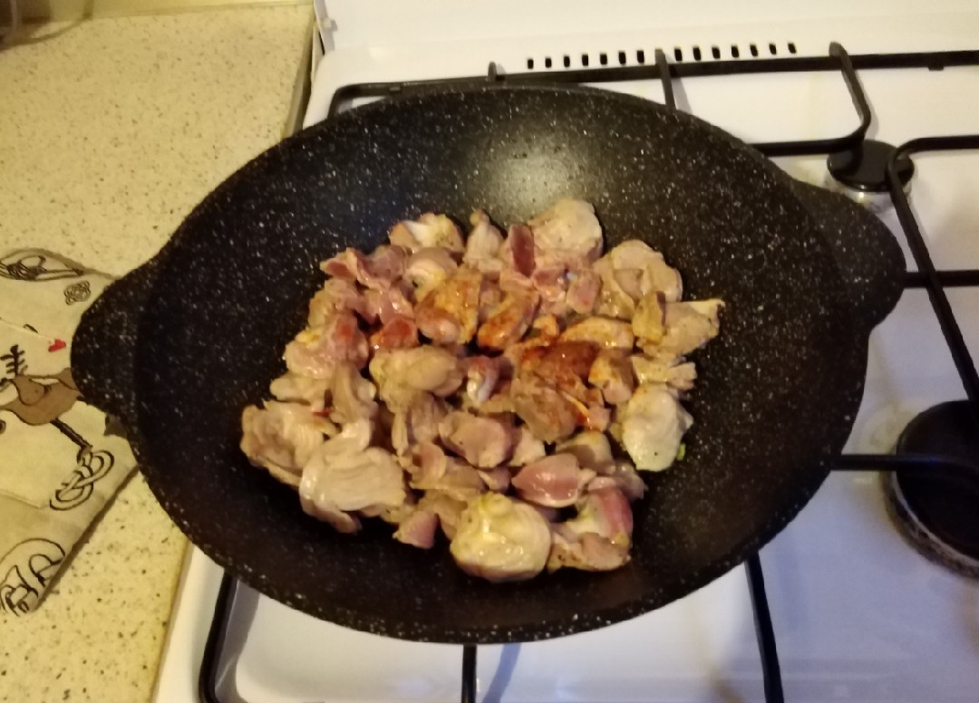 Паста с куриными желудками в сковороде Вок 🍜