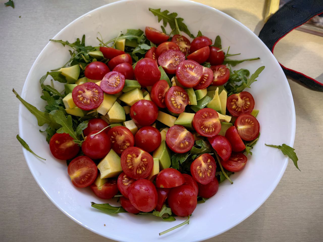 Салат с рукколой, жареной рыбой и авокадо