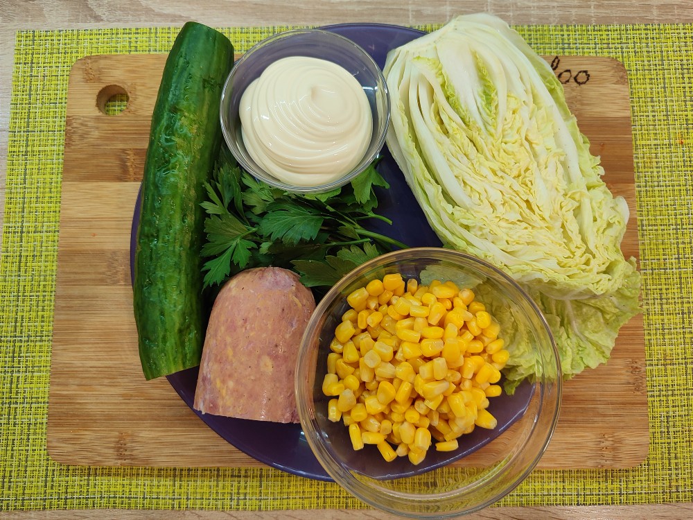 Салат с капустой и копченой колбасой. 5 рецептов вкусных салатов