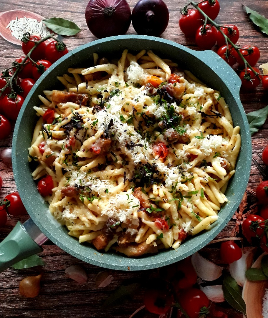 Паста с грудинкой, черри и сыром 🍅