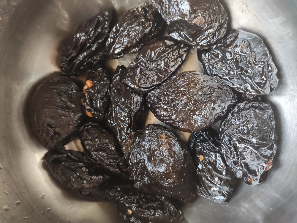 Чернослив в вине с грецкими орехами – рецепт десерта