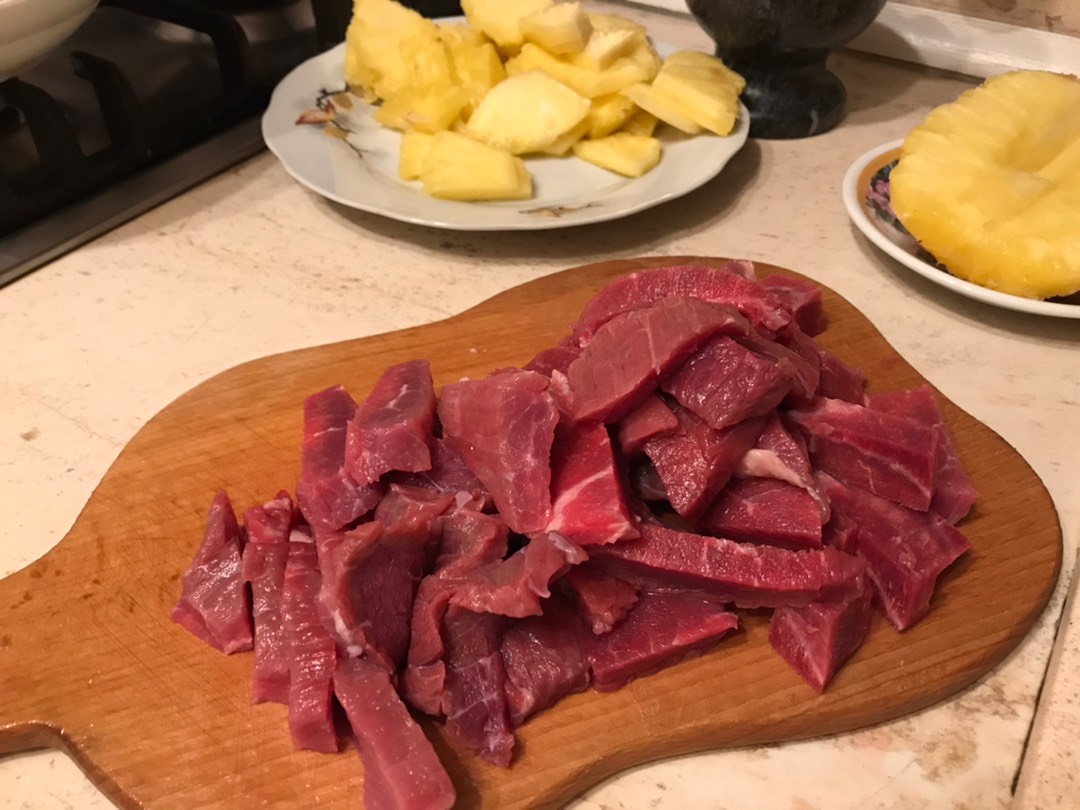Мясо по-французски с ананасами