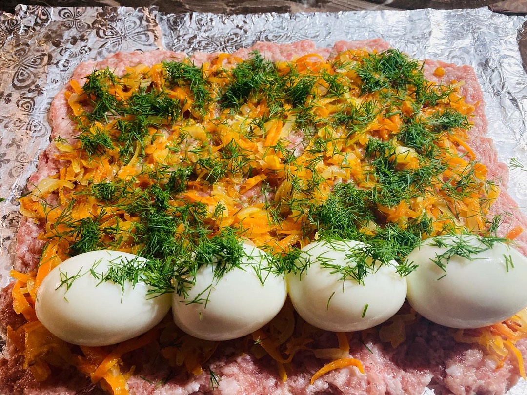 Мясной рулет с яйцами в духовке