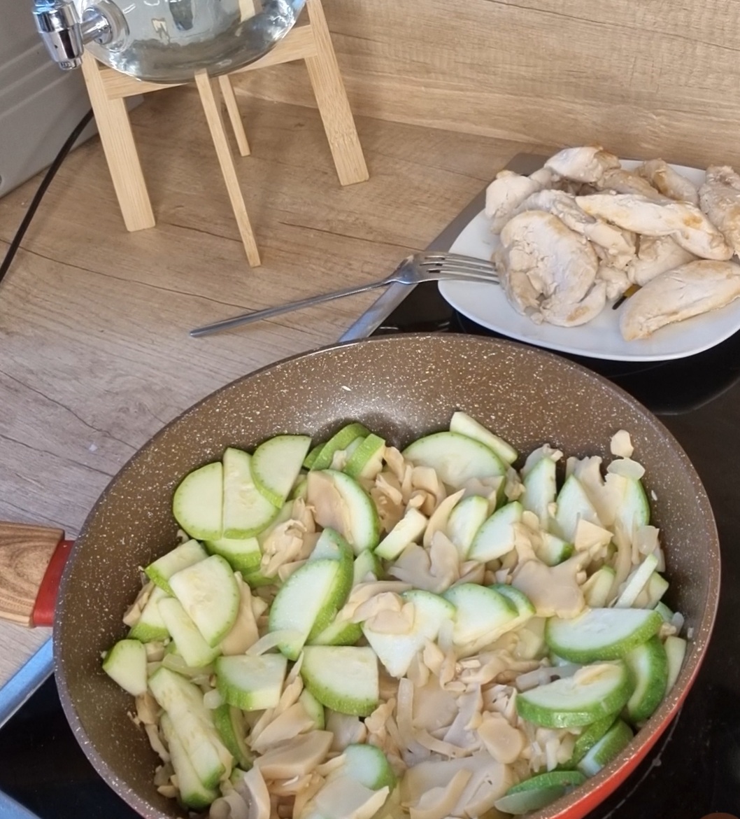 Как приготовить Салат с кабачками и грибами рецепт пошагово