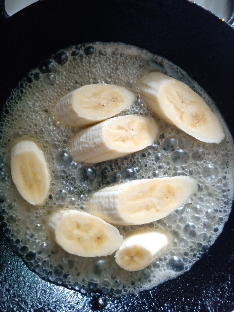 жареные бананы на сковороде рецепт с мороженым | Дзен
