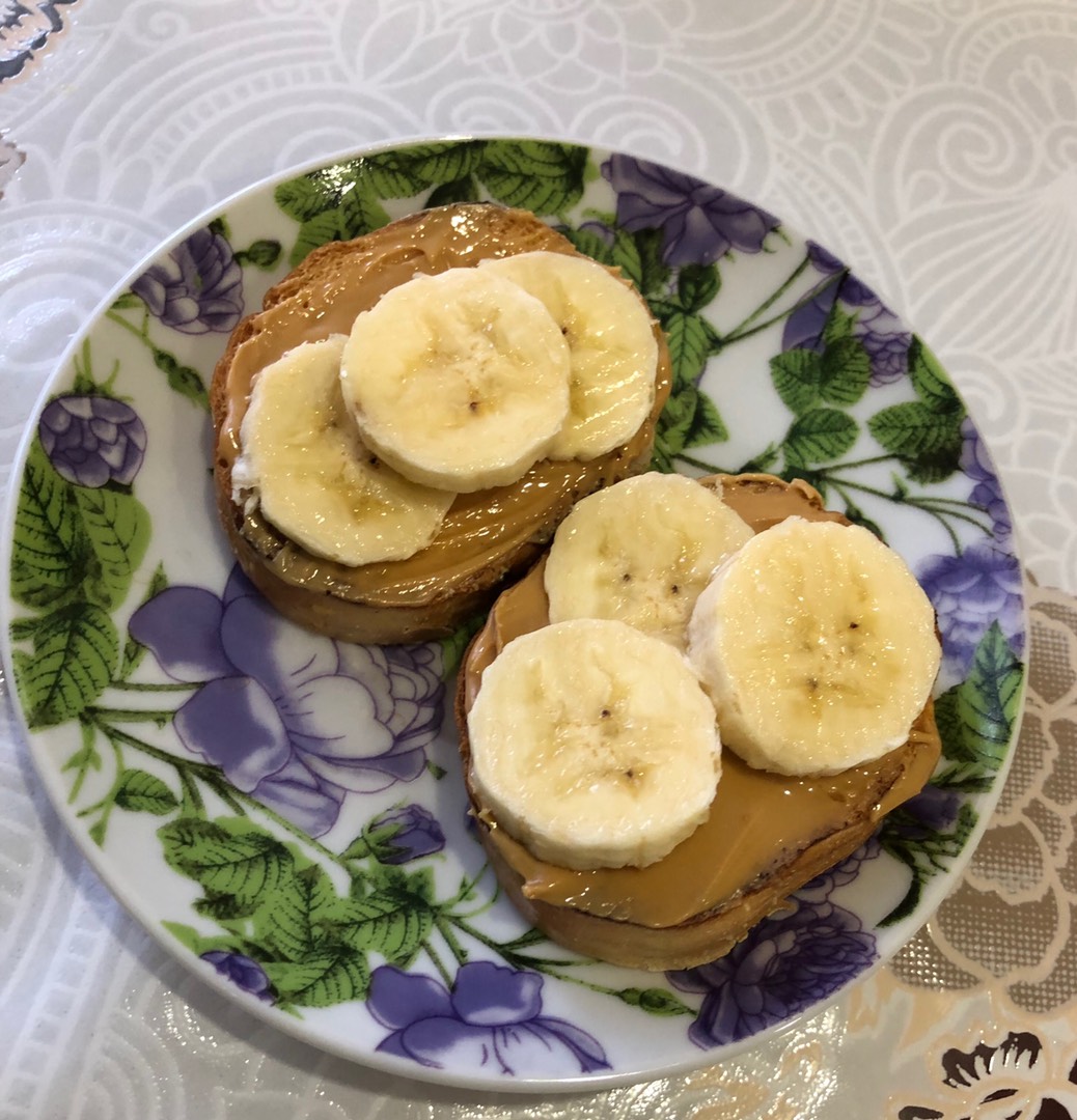 Тосты с арахисовой пастой и бананом