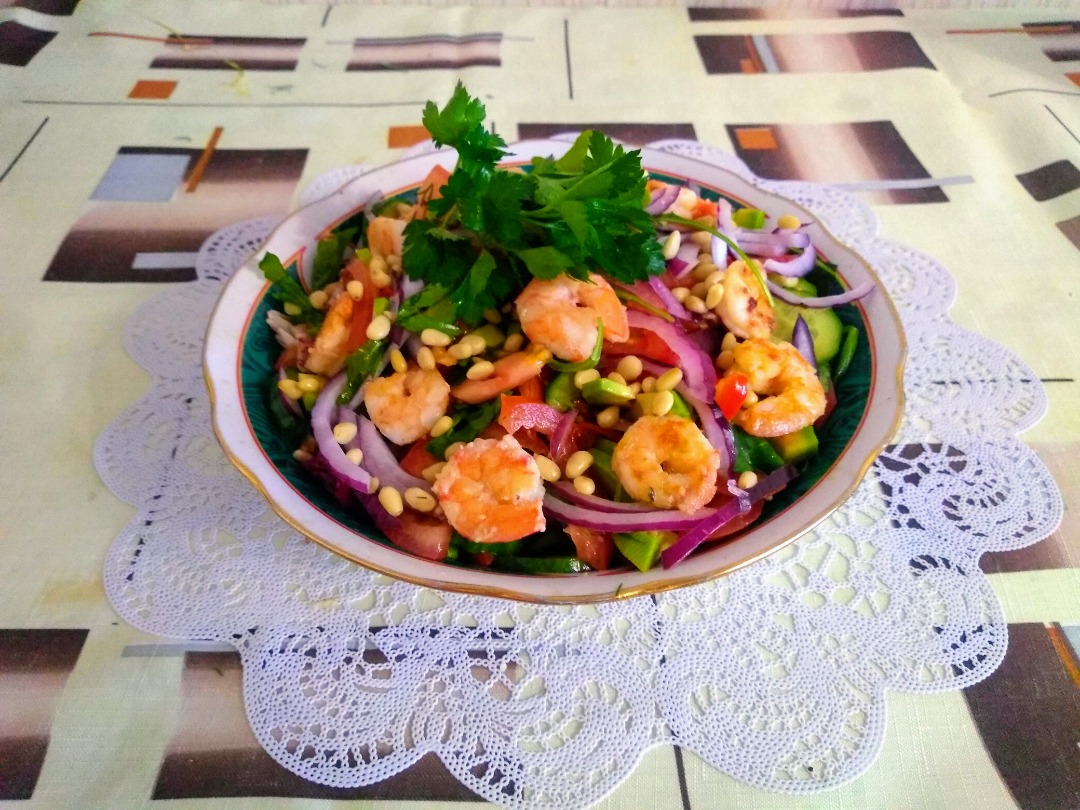 Легкий салат с креветками, авокадо и черри – пошаговый рецепт приготовления с фото