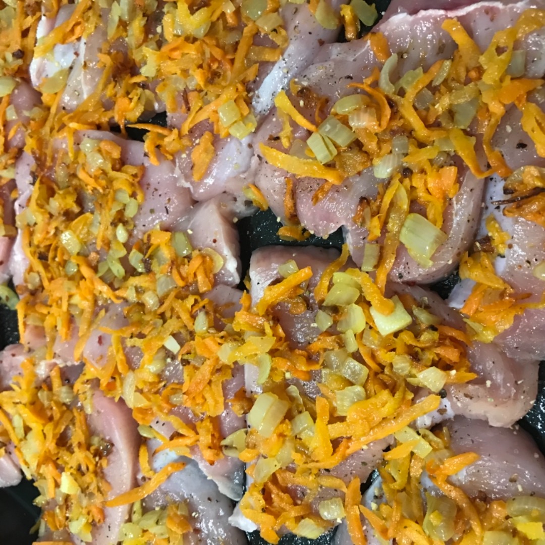 Филе индейки, тушенное в сметанном соусе - Лайфхакер