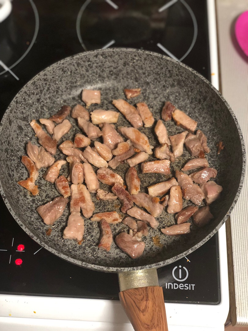 Гуляш из свинины с подливкой рецепт с тушенкой на сковороде с фото