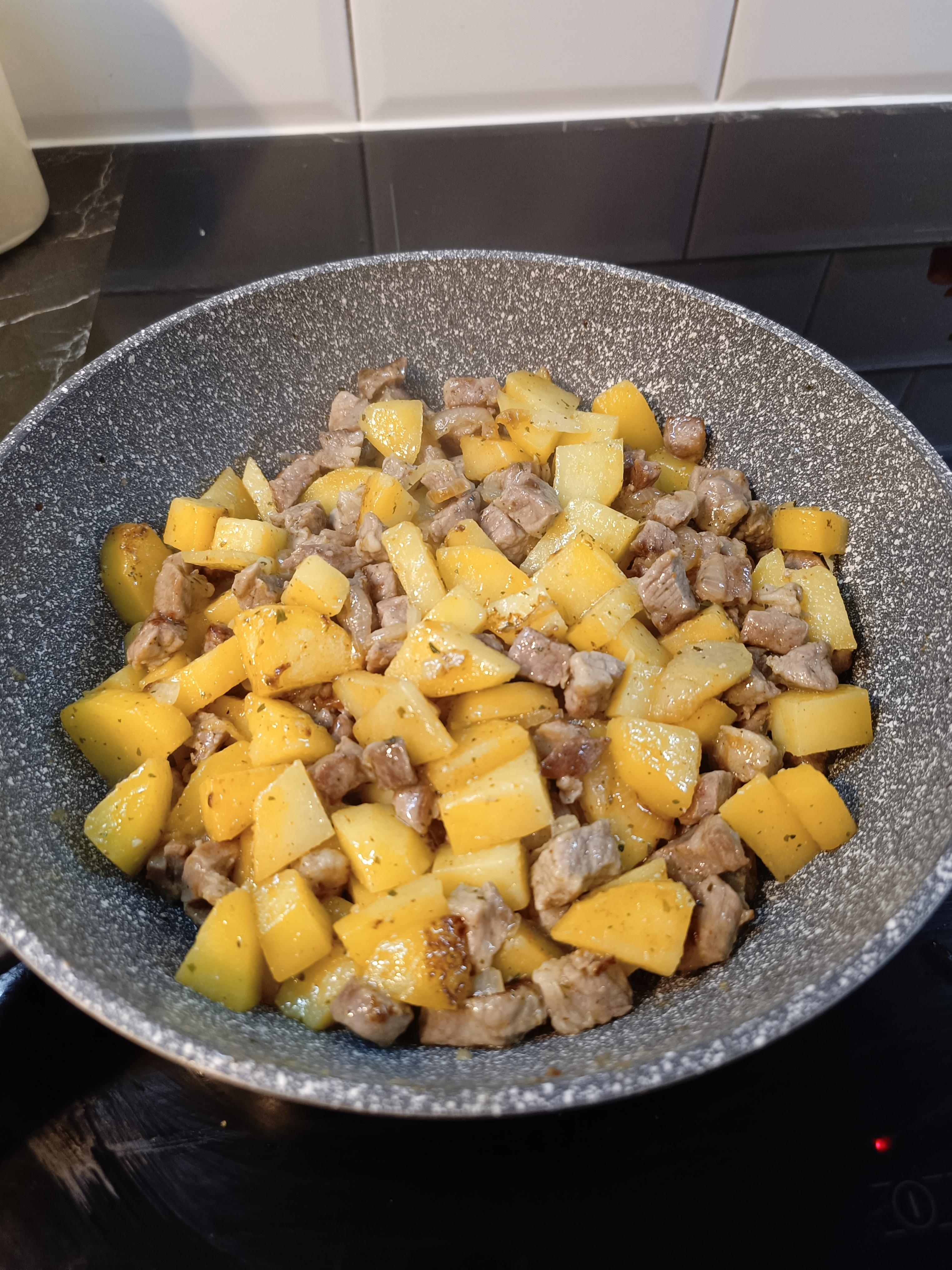 Свинина с картошкой и томатом на сковороде - рецепт с фотографиями - Patee. Рецепты