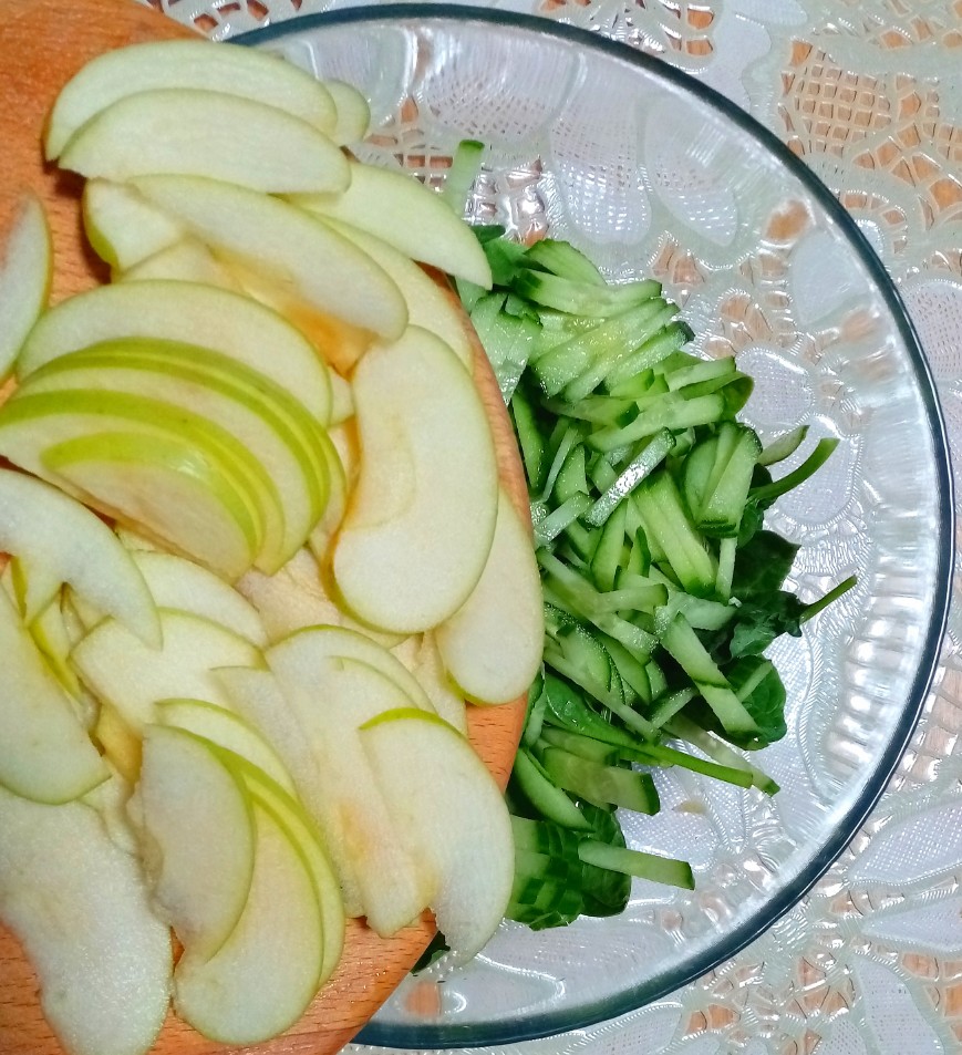 🥗Салат со шпинатом, огурцом, яблоком, семечками и орешками