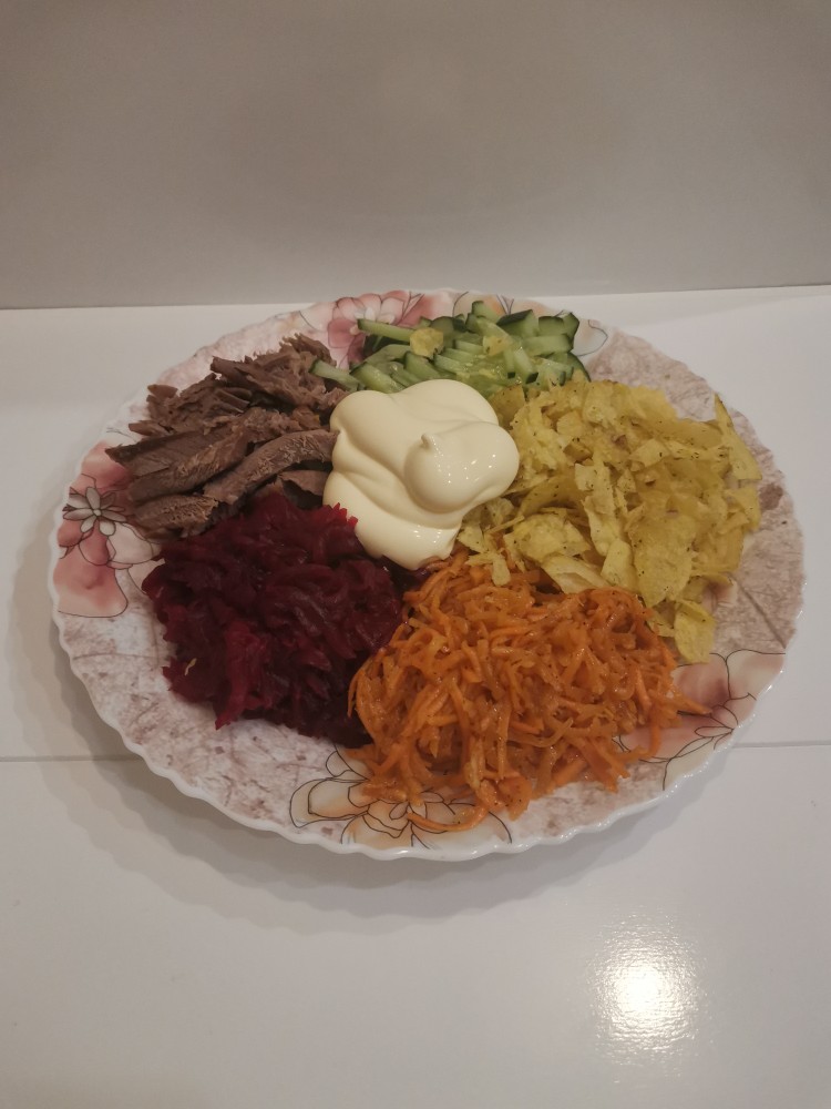 Вкусный салат с корейской морковью и копченым мясом, рецепты с фото