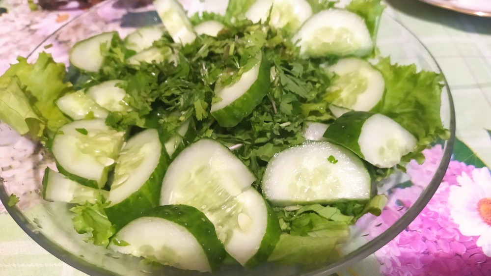 Рецепт: Салат из помидоров, огурца и листья салата - и свежей зелени
