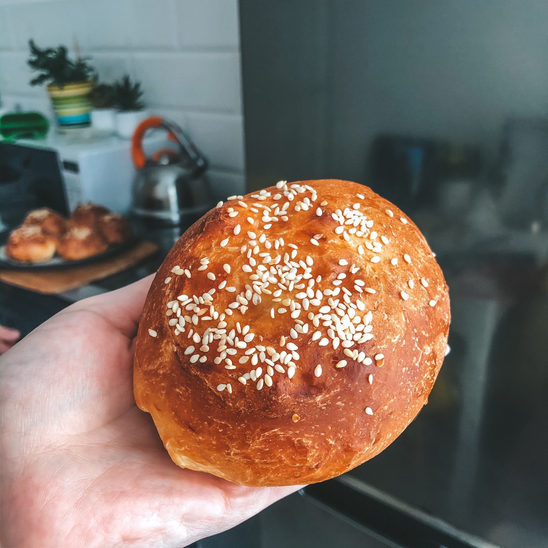 Бургер с рукколой и рваной свининой