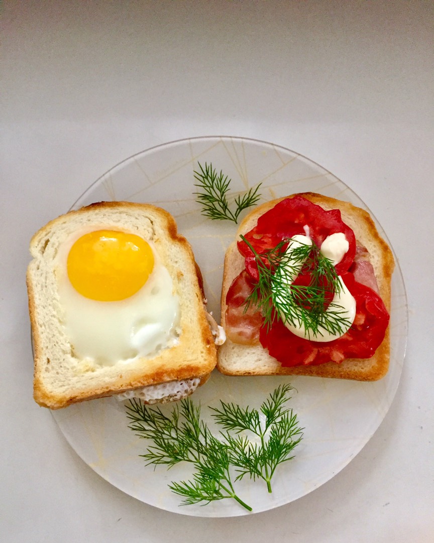 Тосты с яйцом🥚 помидором🍅 и зеленью🌿