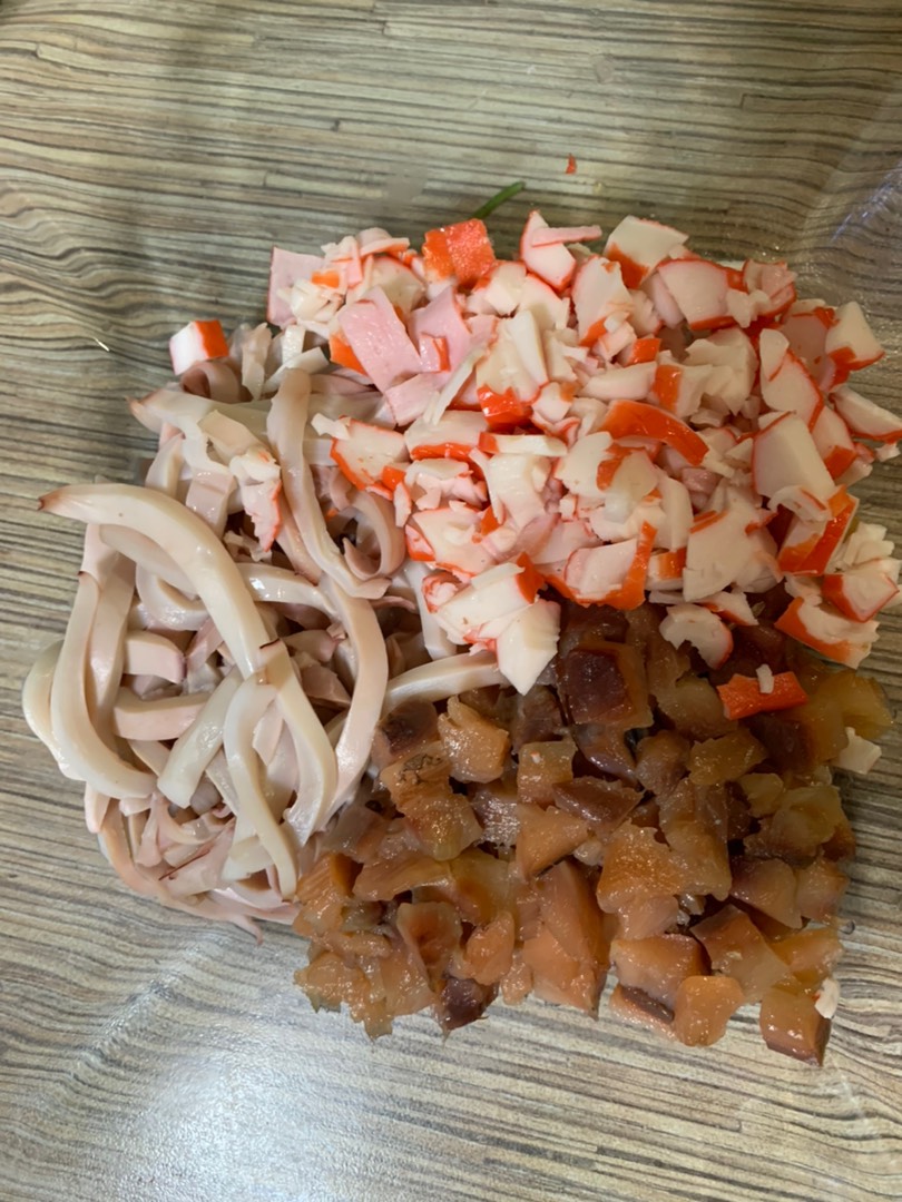 Морской салат с красной рыбой, кальмарами и креветками
